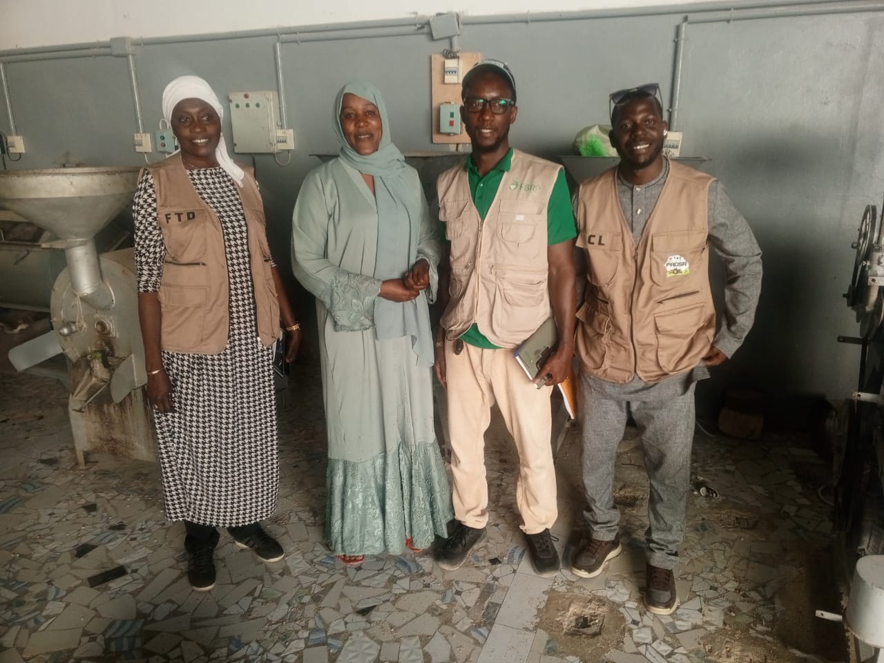 Agents du FADSR et bénéficiaires dans une unité de transformation
